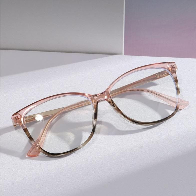 mujer lentes de moda rosadas