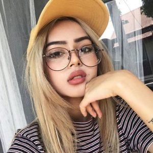 Mujer lentes de moda
