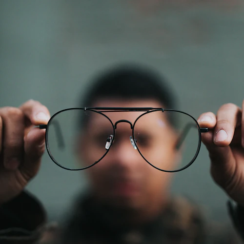 Hombre con gafas formuladas