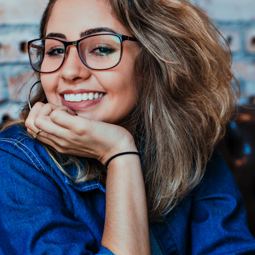 Mujer con gafas formuladas en Medellín