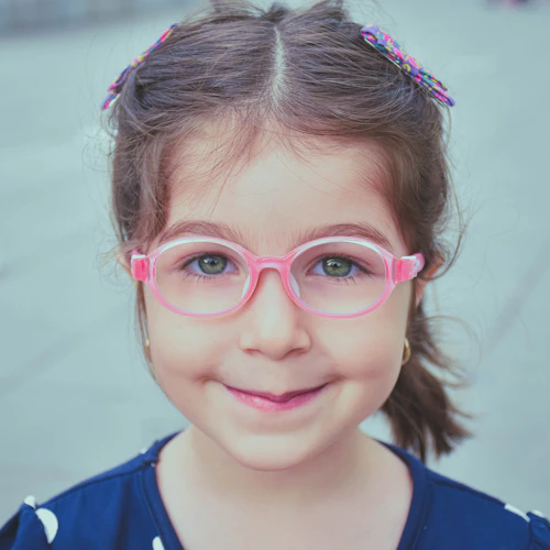Niño con gafas formuladas