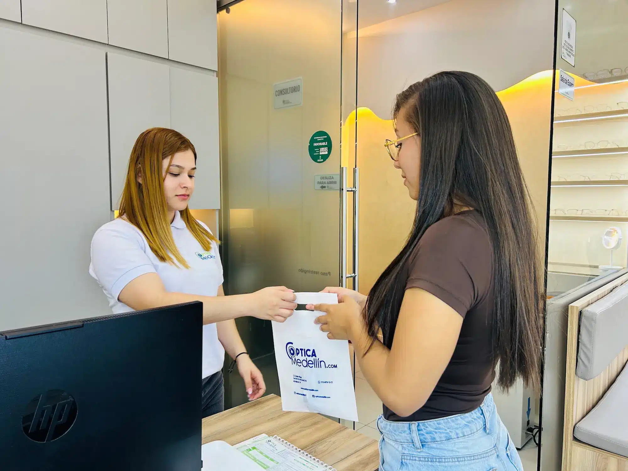 Cliente feliz en Óptica Medellín