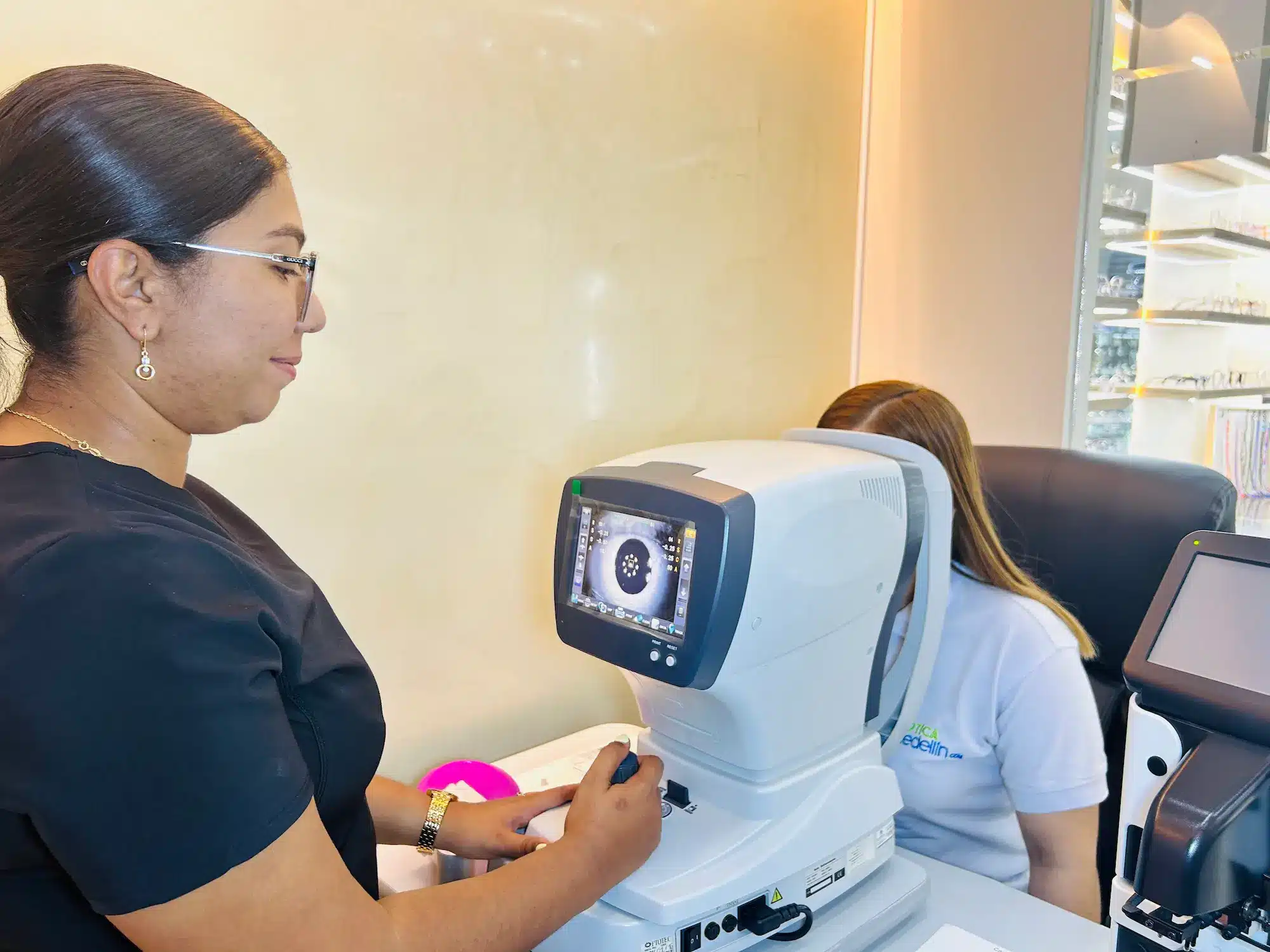 Examen visual con optómetra en Óptica Medellín