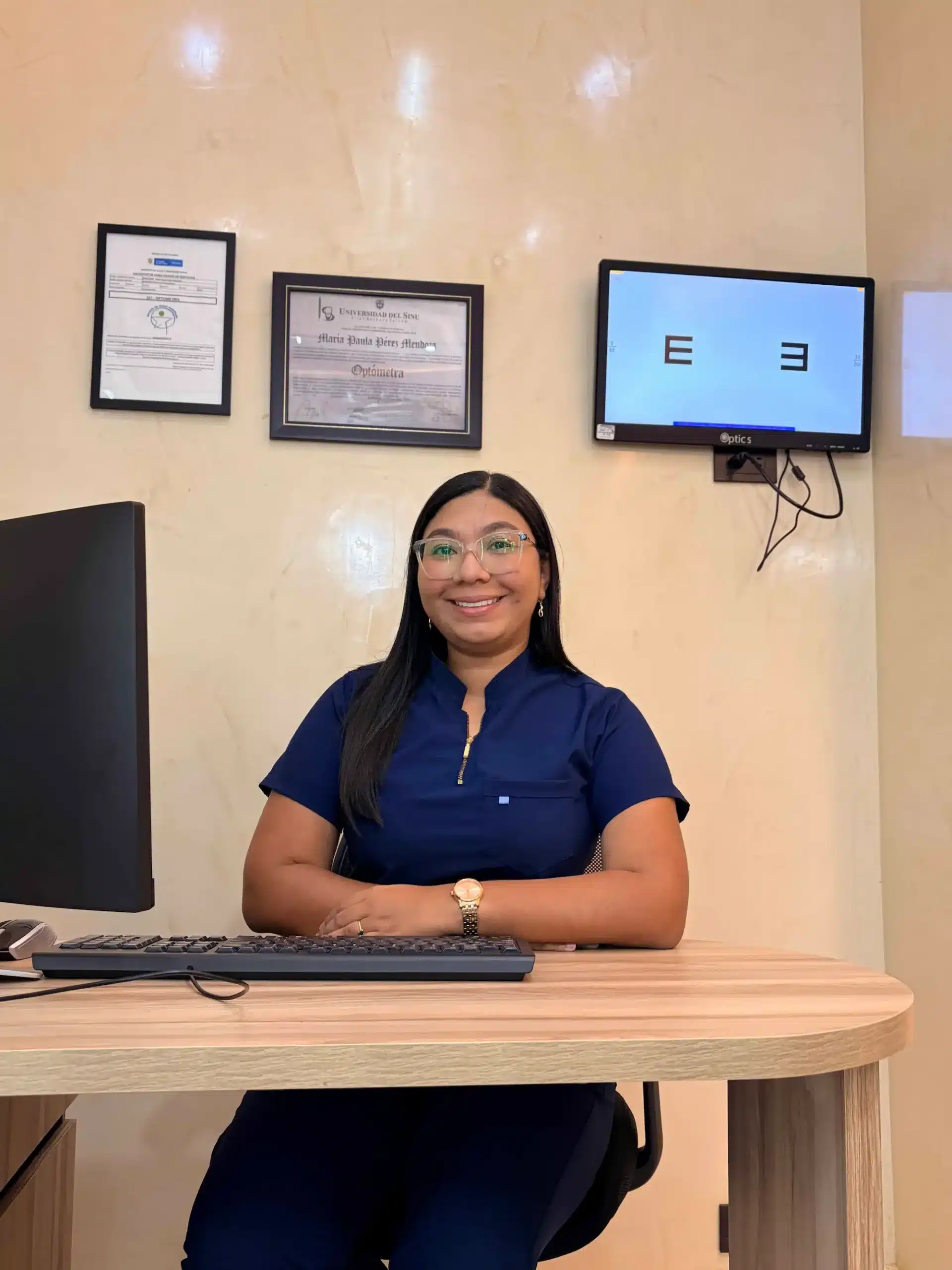 María Paula Pérez realizando un examen de la vista en Óptica Medellín
