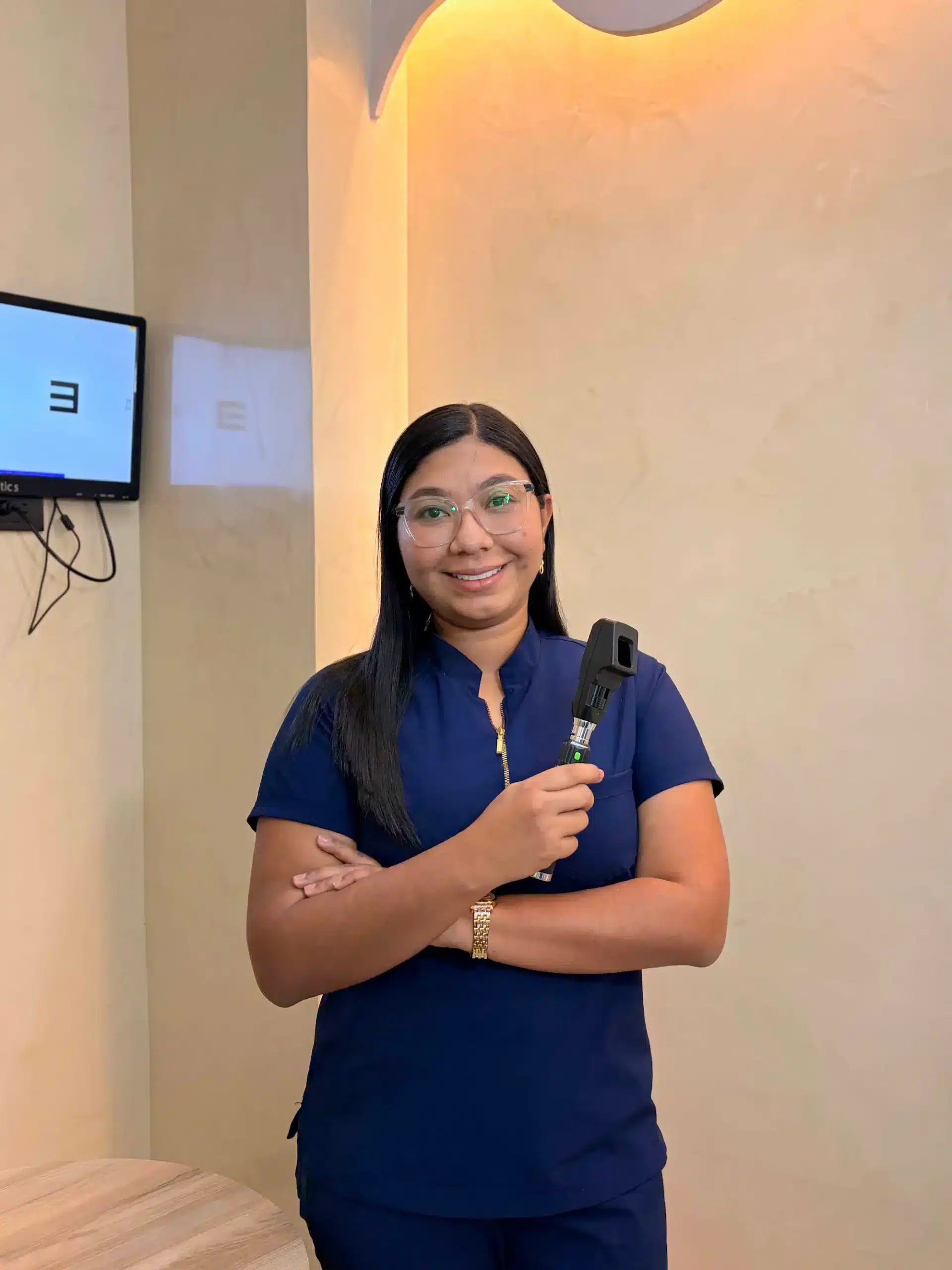 María Paula Pérez, optómetra, durante un examen visual en Óptica Medellín